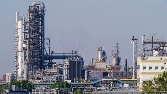 Industrieanlagen stehen auf dem Werksgelände des Chemiekonzerns BASF. © picture alliance/dpa Foto: Uwe Anspach