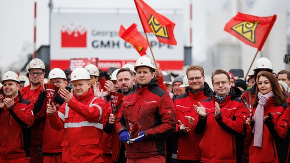 Arbeiter und Betriebsangehörige nehmen an einer Kundgebung der IG Metall in Georgsmarienhütte teil. © dpa-Bildfunk Foto: Friso Gentsch