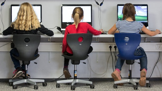 Schülerinnen arbeiten in einem Klassenraum einer Grundschule an Computern. © picture alliance/dpa Foto: Friso Gentsch