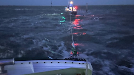 Bei stürmischen Seegang schleppt ein Seenotrettungsboot eine Inselfähre vor Norden-Norddeich ab. © dpa Foto: Die Seenotretter/Deutsche Gesellschaft zur Rettung Schiffbrüchiger