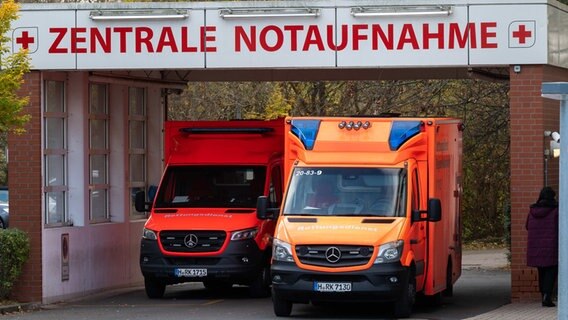 Zwei Rettungswagen stehen an der Zentralen Notaufnahme vom KRH Klinikum Agnes Karll Laatzen in der Region Hannover. © dpa-Bildfunk Foto: Julian Stratenschulte