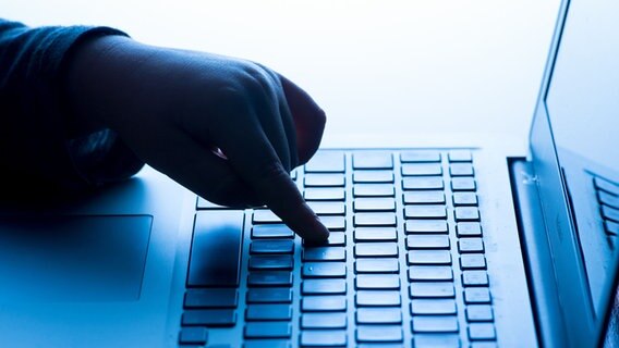 Ein Zeigefinger drückt auf eine Laptop-Tastatur. © picture alliance/empics | Dominic Lipinski Foto: Dominic Lipinski