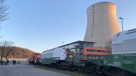 Castor-Transport vor dem Atommüll-Zwischenlager Isar. © PreussenElektra Foto: PreussenElektra
