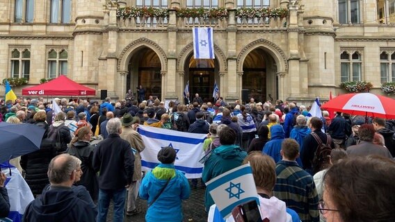 In Braunschweig sind rund 440 Menschen zu einer Solidaritätskundgebung für Israel zusammengekommen. © NDR 