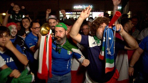 Fans der italienischen Nationalmannschaft feiern den Sieg bei der Fussball EM. © NDR 