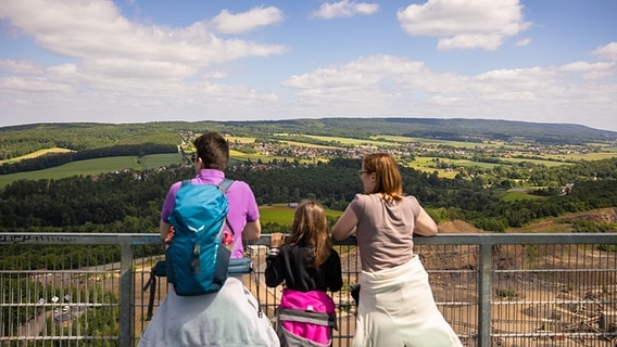 Eine Familie genießt den Ausblick vom Aussichtspunkt "Jahrtausendblick" im Weserbergland. © dpa-Bildfunk Foto: Moritz Frankenberg