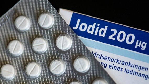 Eine Packungen mit Jodidtabletten liegt auf einem Tisch. © dpa Foto: Fabian Sommer