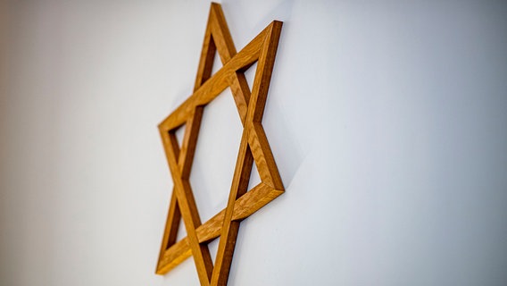 In de gebedsruimte van een synagoge hangt een Davidster aan de muur.  © foto alliantie/dpa/David Inderlied Foto: David Inderlied