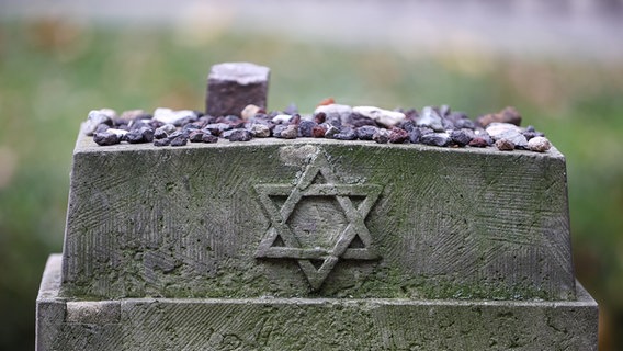 Zahlreiche Steinchen ligt op een gedenksteen met een Davidster.  © foto alliantie/dpa/Jan Woitas Foto: Jan Woitas