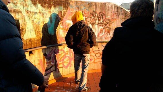 Drei Jugendliche stehen neben einer Wand. © picture alliance / Photoshot | - 