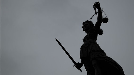 Die Figur der Justitia, die Göttin der Gerechtigkeit mit Richtschwert und Waage, steht auf dem Gerechtigkeitsbrunnen. © picture alliance/dpa | Sebastian Gollnow Foto: Sebastian Gollnow