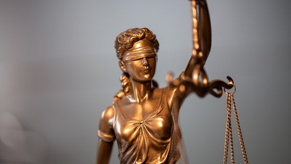 Nahaufnahme einer Justitia © picture alliance/CHROMORANGE Foto: Udo Herrmann