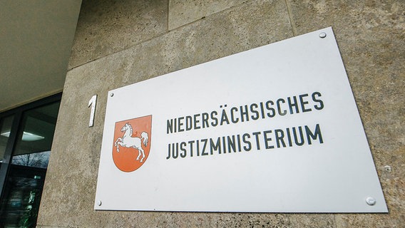 An einem Gebäude hängt ein Schild mit der Aufschrift Niedersächsisches Justizministerium. © NDR Foto: Julius Matuschik