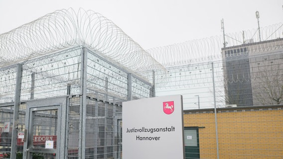Das Eingangsschild zur "Justizvollzugsanstalt Hannover" © picture alliance/dpa Foto: Julian Stratenschulte