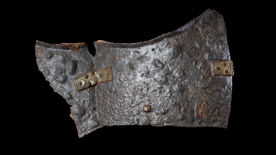 Platte aus dem Schulterbereich des Kalkrieser Schienenpanzers. © Varusschlacht im Osnabrücker Land - Museum und Park Kalkriese Foto: Varusschlacht im Osnabrücker Land - Museum und Park Kalkriese