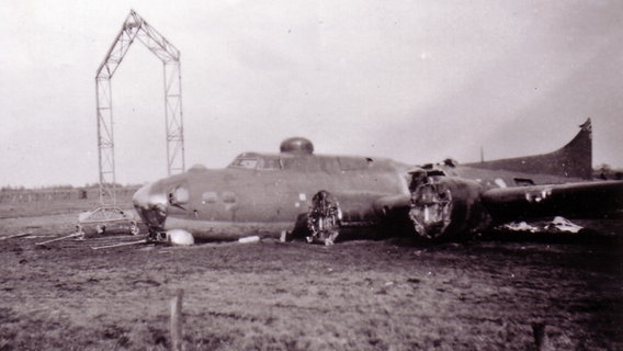 Der Flakzug des Fliegerhorsts in Wunstorf konnte am 29. März 1944 eine B-17 abschießen, die 800m nördlich von Winzlar in der Nähe des Steinhuder Meers abstürzte. © NDR Foto: Heiner Wittrock, Wunstorf