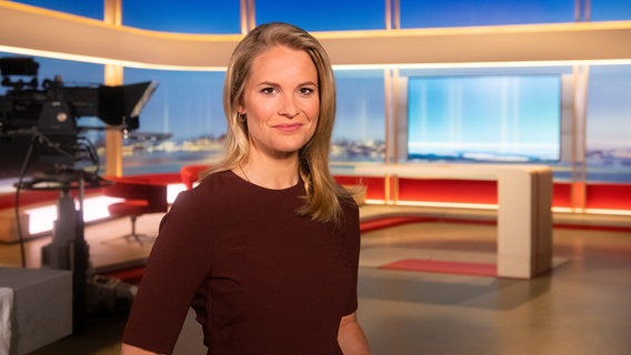 Moderatorin Kathrin Kampmann steht im Fernsehstudio. © NDR 