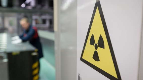 Ein Warnschild vor nuklearer Strahlung hängt an einer Wand © picture alliance / dpa | Friso Gentsch Foto: Friso Gentsch