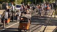 Eltern und Kinder nehmen an einer Fahrrad-Demo teil. © Corinna John Foto: Corinna John
