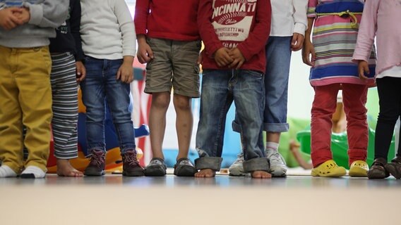 Kinder stehen in einem Kindergarten nebeneiannder. © picture alliance/dpa/Christian Charisius Foto: Christian Charisius