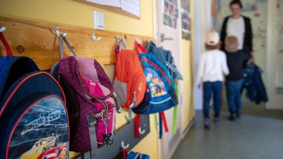 Kinderrucksäcke hängen im Eingangsbereich in einem Kindergarten. © picture alliance/dpa/dpa-Zentralbild | Monika Skolimowska Foto: Monika Skolimowska