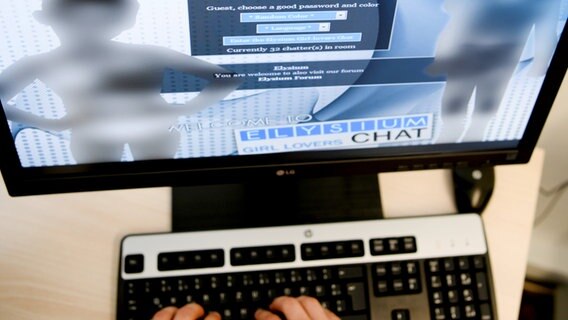 Auf einem Computer-Bildschirm ist die Login-Seite der Kinderporno-Plattform "Elysium" zu sehen. © dpa-Bildfunk Foto: Arne Dedert
