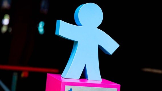 Eine Auszeichnung in Form einer blauen Figur steht bei der Preisverleihung des "KinderHabenRechtePreis" auf einem Tisch © picture alliance/dpa/Moritz Frankenberg Foto: Moritz Frankenberg