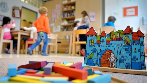 pielzeug liegt in einer Kindertagesstätte auf dem Boden. © dpa Foto: Monika Skolimowska