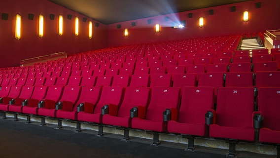 Ein leerer Kinosaal mit roten Sitzen © Picture Alliance Foto: Klaus Ohlenschlaeger
