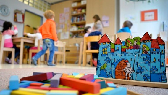 Spielzeug liegt in einer Kindertagesstätte auf dem Boden. © Picture Alliance Foto: Monika Skolimowska