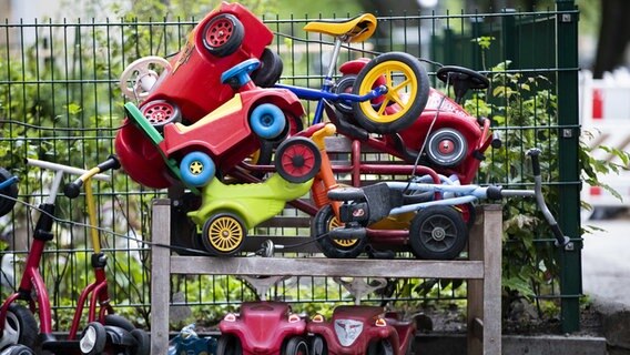 Kinderfahrzeuge aus Plastik sind übereinander gestapelt. © picture alliance/Christoph Soeder/dpa Foto: Christoph Soeder/dpa
