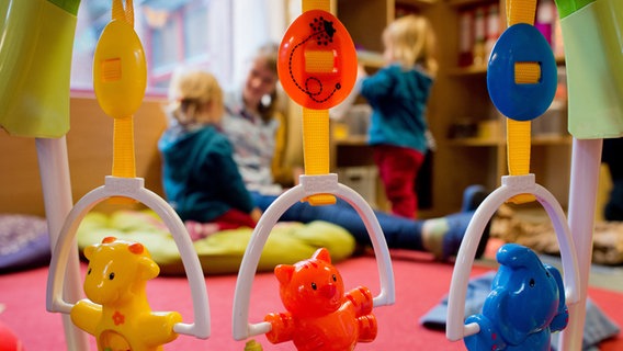 Spielzeug hängt in einer Kita. Spielzeug hängt in einer Kita. © dpa-Bildfunk