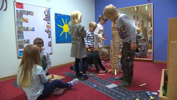 Kinder spielen in einer Kindestagesstätte. © NDR 