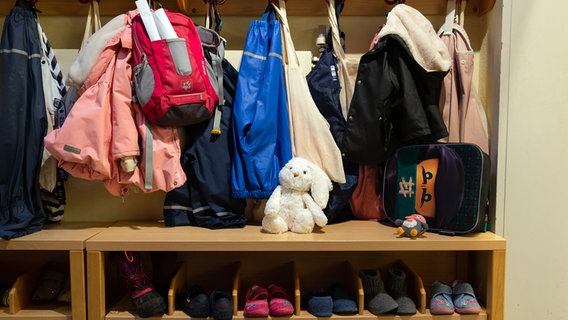 In der Garderobe in einer Kindertagesstätte (Kita) hängen Kinderjacken. © picture alliance Foto: Friso Gentsch