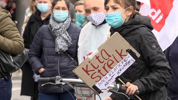 Mehrere Menschen nehmen an einem Kitastreik teil. © picture alliance/dpa/Bodo Marks Foto: Bodo Marks