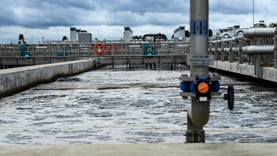 Ein Becken in einem Klärwerk (Symbolbild) © picture alliance/dpa Foto: Jens Kalaene