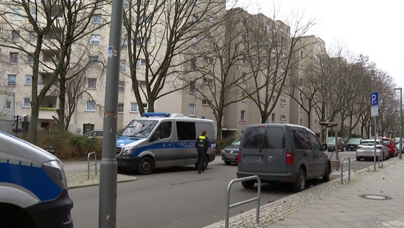 Polizeiautos in Berlin nach der Festnahme der mutmaßlichen Ex-RAF-Terroristin Daniela Klette © TV- NEWS KONTOR 