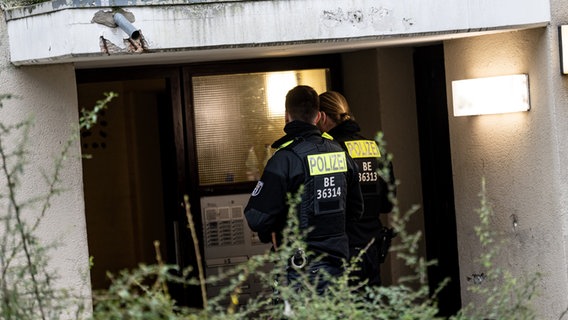 Berliner Polizisten stehen vor der Wohnung der ehemaligen RAF-Terroristin Daniela Klette. © dpa-Bildfunk Foto: Fabian Sommer