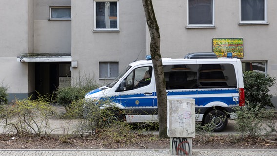 Ein Polizeiwagen steht vor der Wohnung der ehemaligen RAF-Terroristin Daniela Klette. © picture alliance/dpa Foto: Hannes P Albert