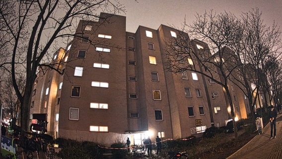 Blick auf das Wohngebäude, in dem die ehemalige Ex-RAF-Terroristin Daniela Klette bis zu ihrer Festnahme in Berlin gelebt hat. © picture alliance/dpa | Paul Zinken Foto: Paul Zinken