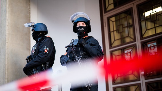2. Prozesstag gegen Daniela Klette. Im Bild: Vermummte Einsatzkräfte der Polizei sichern das Gerichtsgebäude in Celle. © picture alliance / Noah Wedel Foto: Noah Wedel