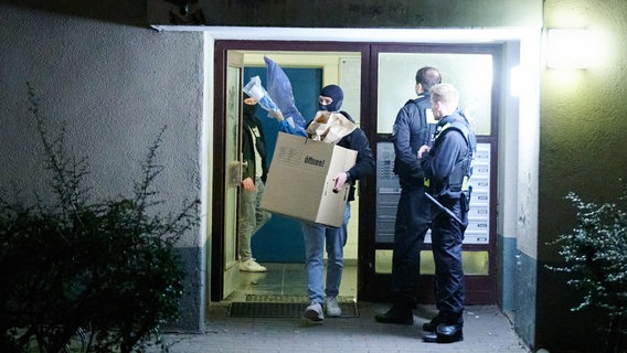 Mitarbeiter der Spurensicherung und des LKAs tragen Kisten aus dem Wohnhaus der früheren RAF-Terroristin Daniela Klette in Berlin-Kreuzberg. © picture alliance/dpa Foto: Annette Riedl