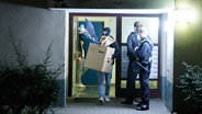 Mitarbeiter der Spurensicherung und des LKAs tragen Kisten aus dem Wohnhaus der früheren RAF-Terroristin Daniela Klette in Berlin-Kreuzberg. © picture alliance/dpa Foto: Annette Riedl