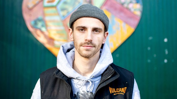 Fynn Kliemann, deutscher Musiker und YouTuber, steht auf seinem Hof "Kliemannsland" im Ortsteil Rüspel. © picture alliance/dpa | Hauke-Christian Dittrich Foto: Hauke-Christian Dittrich