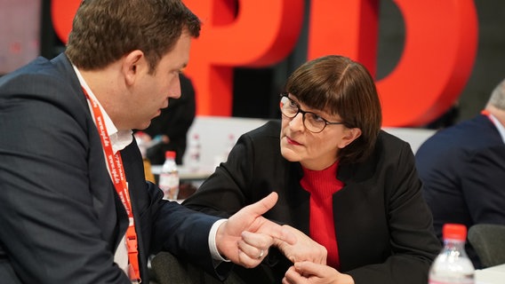 Saskia Esken, Bundesvorsitzende der SPD, spricht mit Lars Klingbeil, SPD-Generalsekretär, beim SPD-Bundesparteitag. © dpa-Bildfunk Foto: Kay Nietfeld