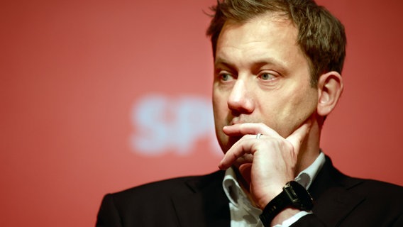 Lars Klingbeil, Bundesvorsitzender der SPD, stellt sich während der Dialogkonferenz zum SPD-Mitgliedervotum den Fragen der Teilnehmer. © picture-alliance Foto: Matthias Bein