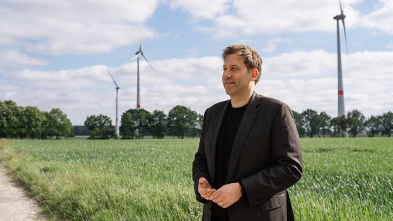 SPD-Chef Lars Klingbeil vor Windrädern. © Sandra Krafft Foto: Sandra Krafft