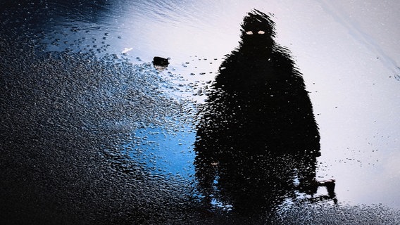 Das Bild zeigt die Fotografie "Puddle man" von Guido Klumpe. © Guido Klumpe Foto: Guido Klumpe