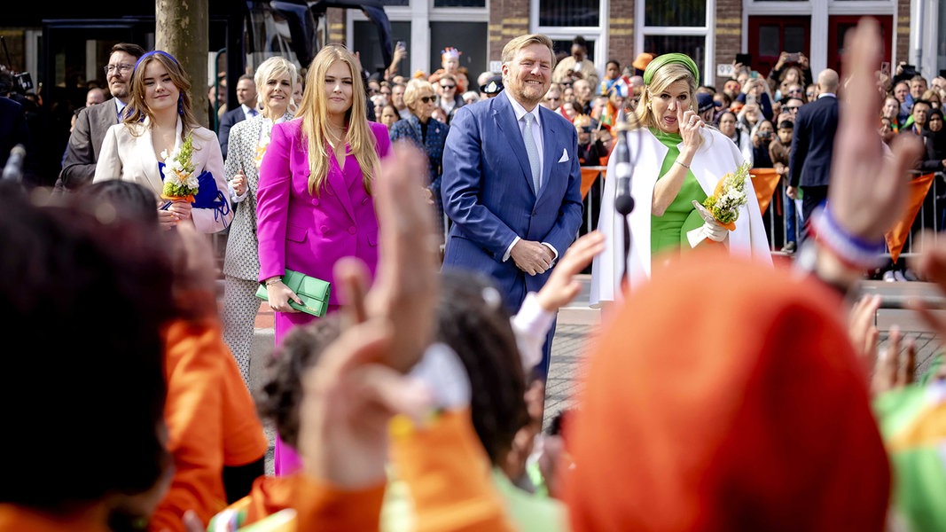 König Willem-Alexander, Königin Maxima, Prinzessin Amalia und Prinzessin Ariane beim Königstag in Rotterdam.