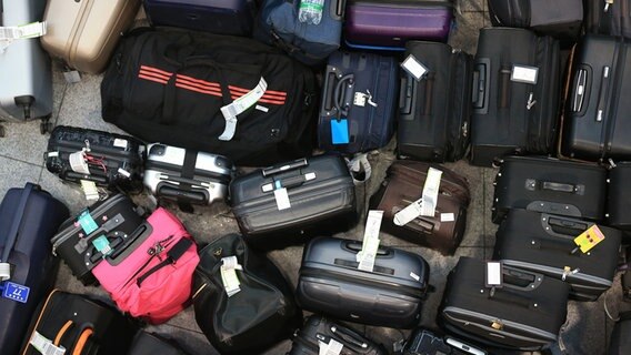 Gepäckstücke stehen in der Abflughalle eines Flughafens. © picture alliance/dpa | David Young Foto: David Young